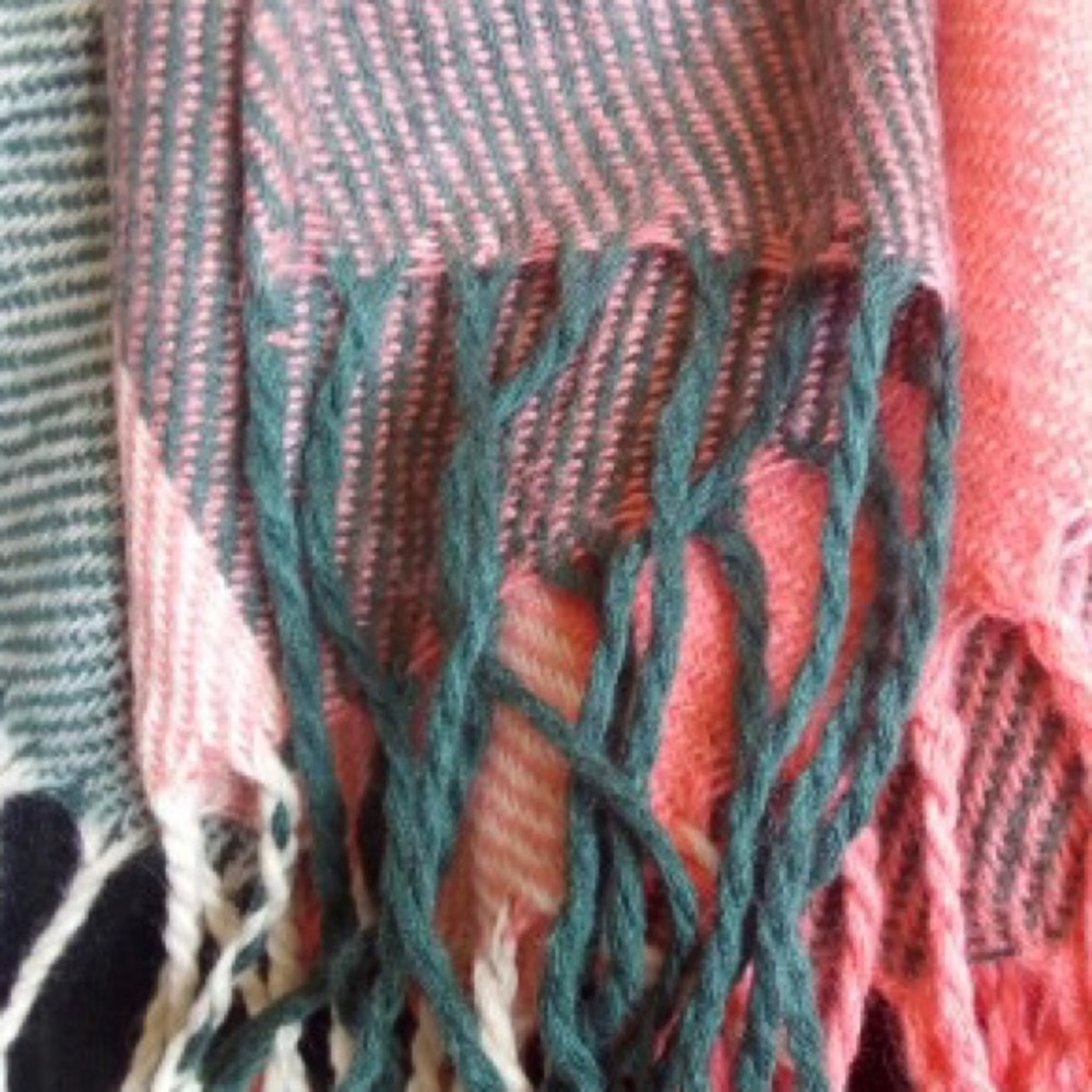 ✨Cashmere/Wool Blend Plaid Scarf✨ - Picture 3 of 4